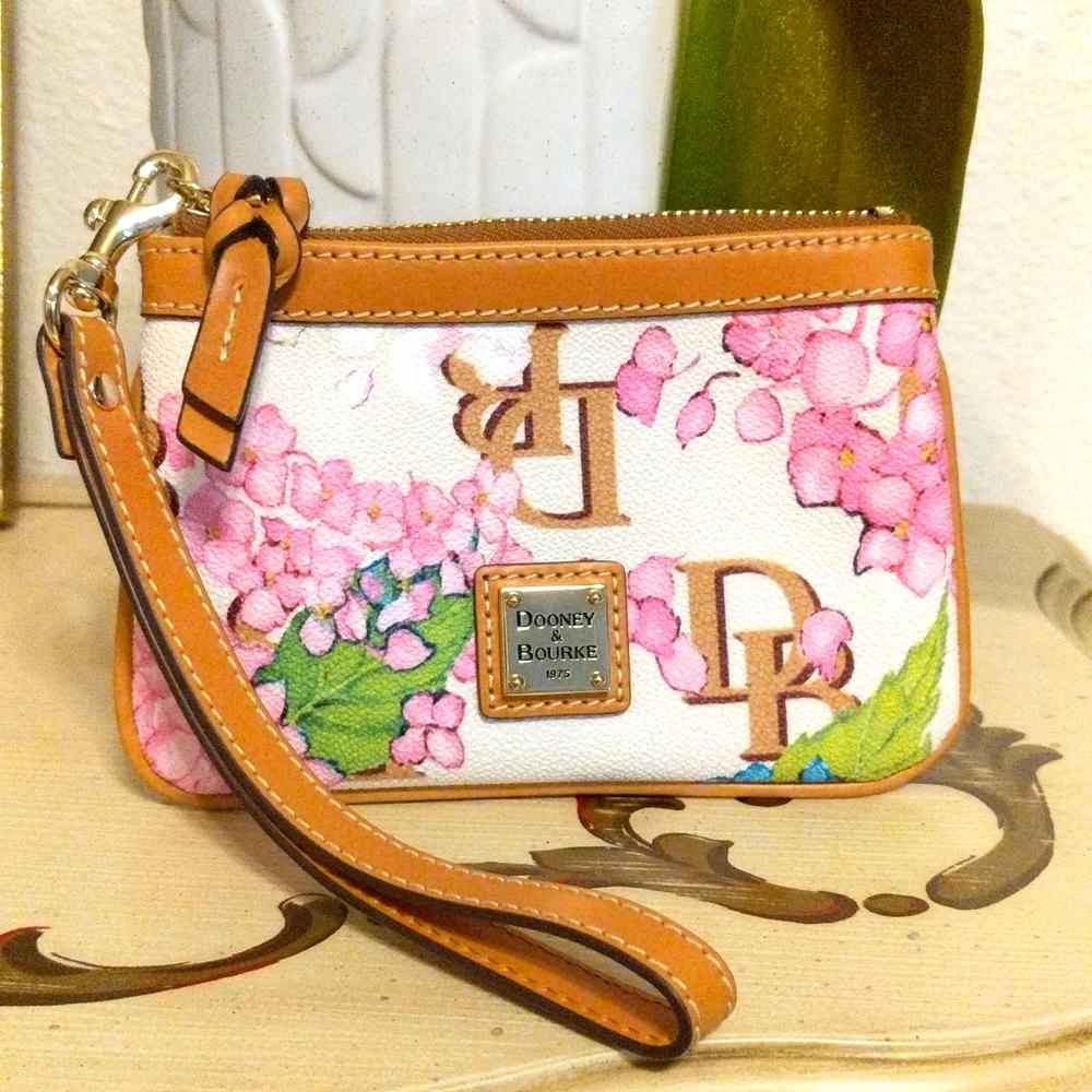 **NWOT** Dooney and Bourke Hydrangea medium wristlet!